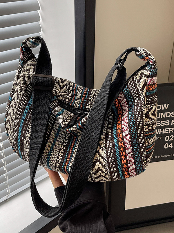 Ethnic Fashion Trends 2025 - Bolsa de Ombro em Forma de